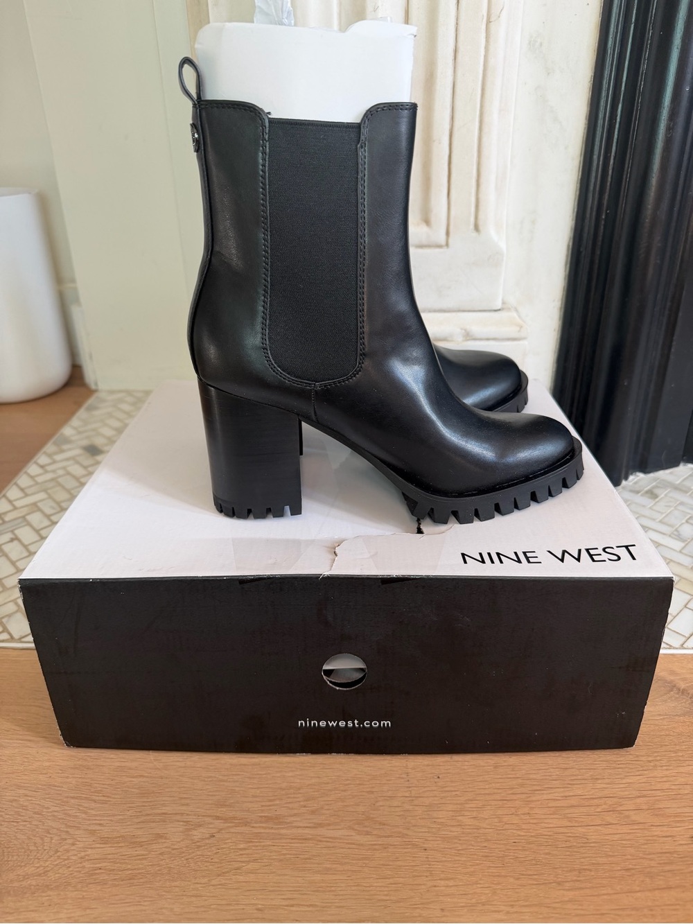 Nine West Woman’s Size 8.5 - Black Leather Lug-Heel Chelsea Boots - Picture 2 of 5